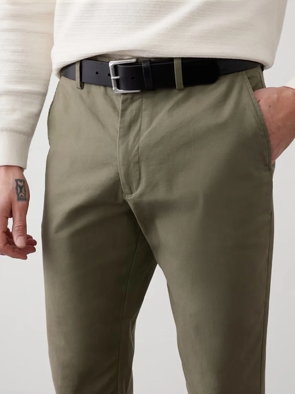 Banana Republic Men’s Chino Pants — Lived-in Athletic Fit Bay Leaf Color - 32x32